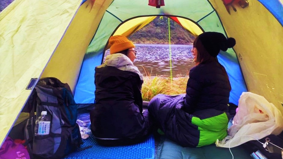 在帳篷內放空，靜靜欣賞湖面第一排美景