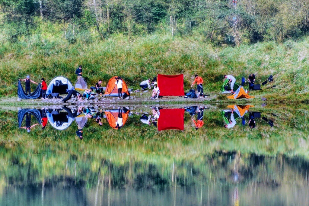 各色帳篷倒影在美麗的松蘿湖面上
