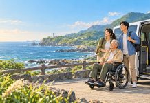 長輩乘坐輪椅與家人搭乘福祉車展開北海岸無障礙旅遊