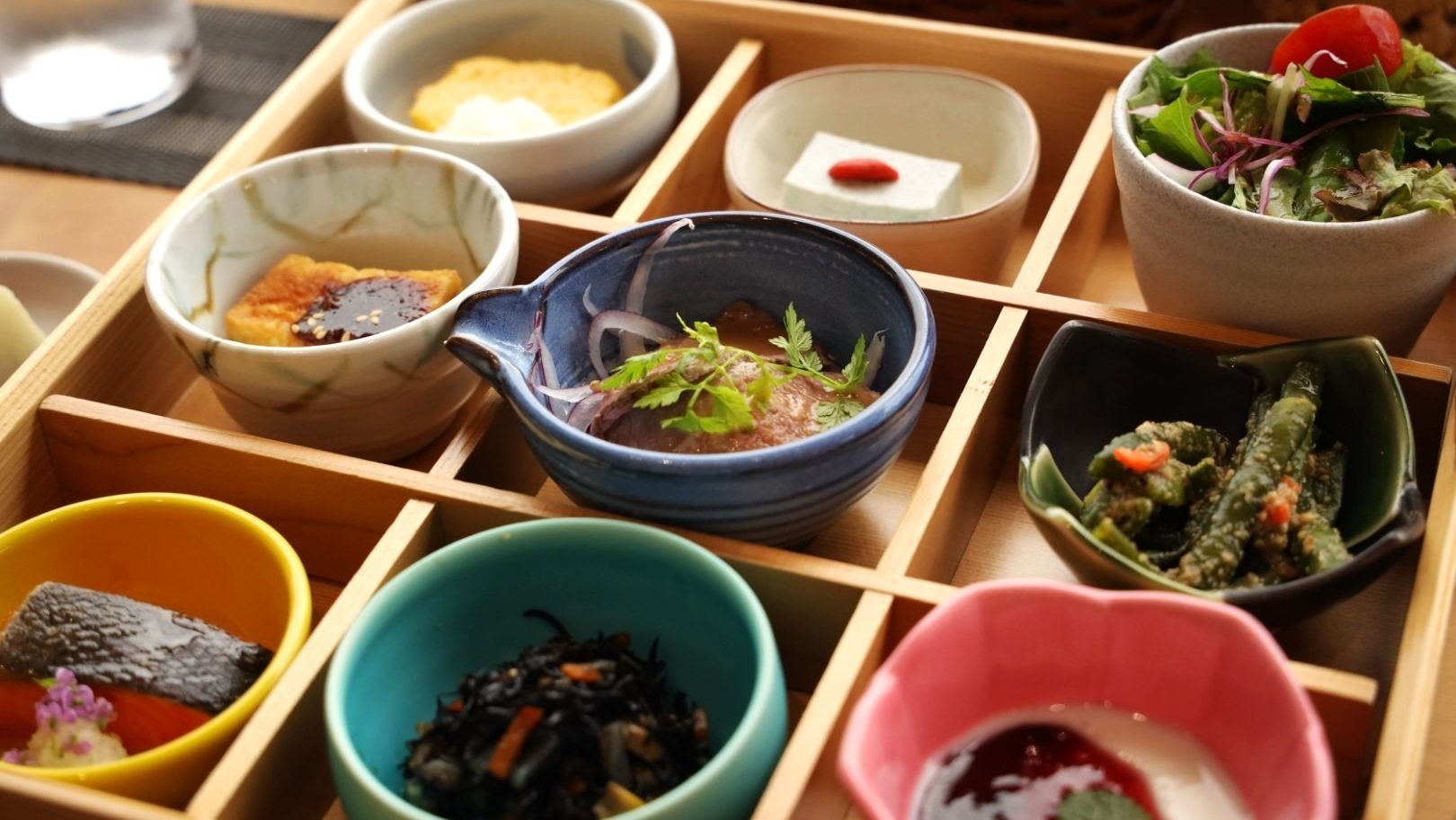日本在地美食與特色料理餐桌